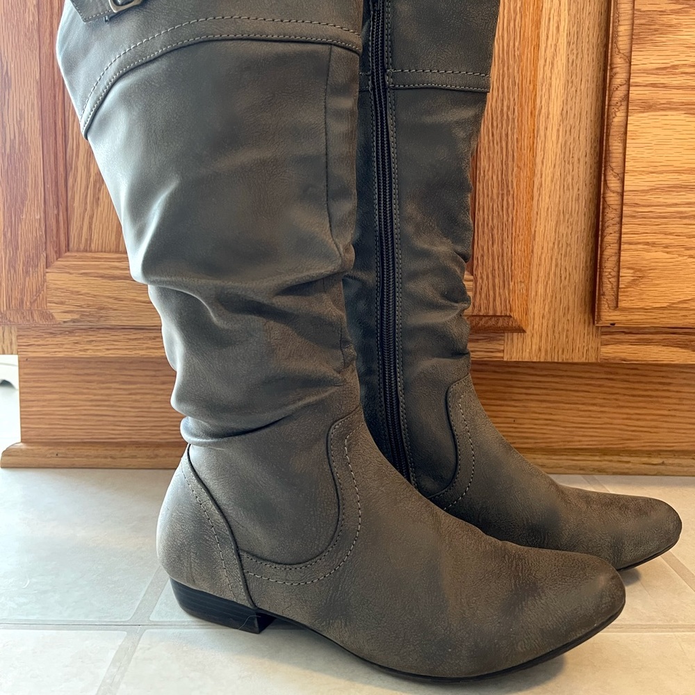Cliffs by White Mountain Boots with Burnished Toe. Grey.